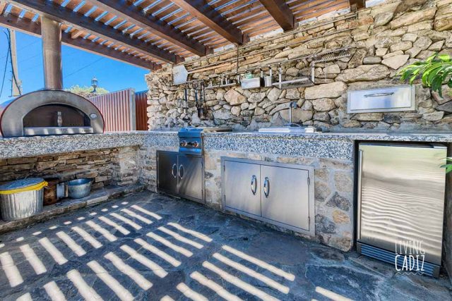 Outdoor kitchen with Alfa pizza wood oven